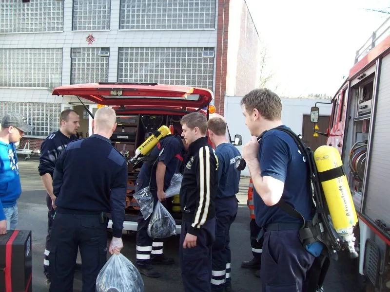 Atemschutzgeräteträger üben in Grubenrettungsstrecke