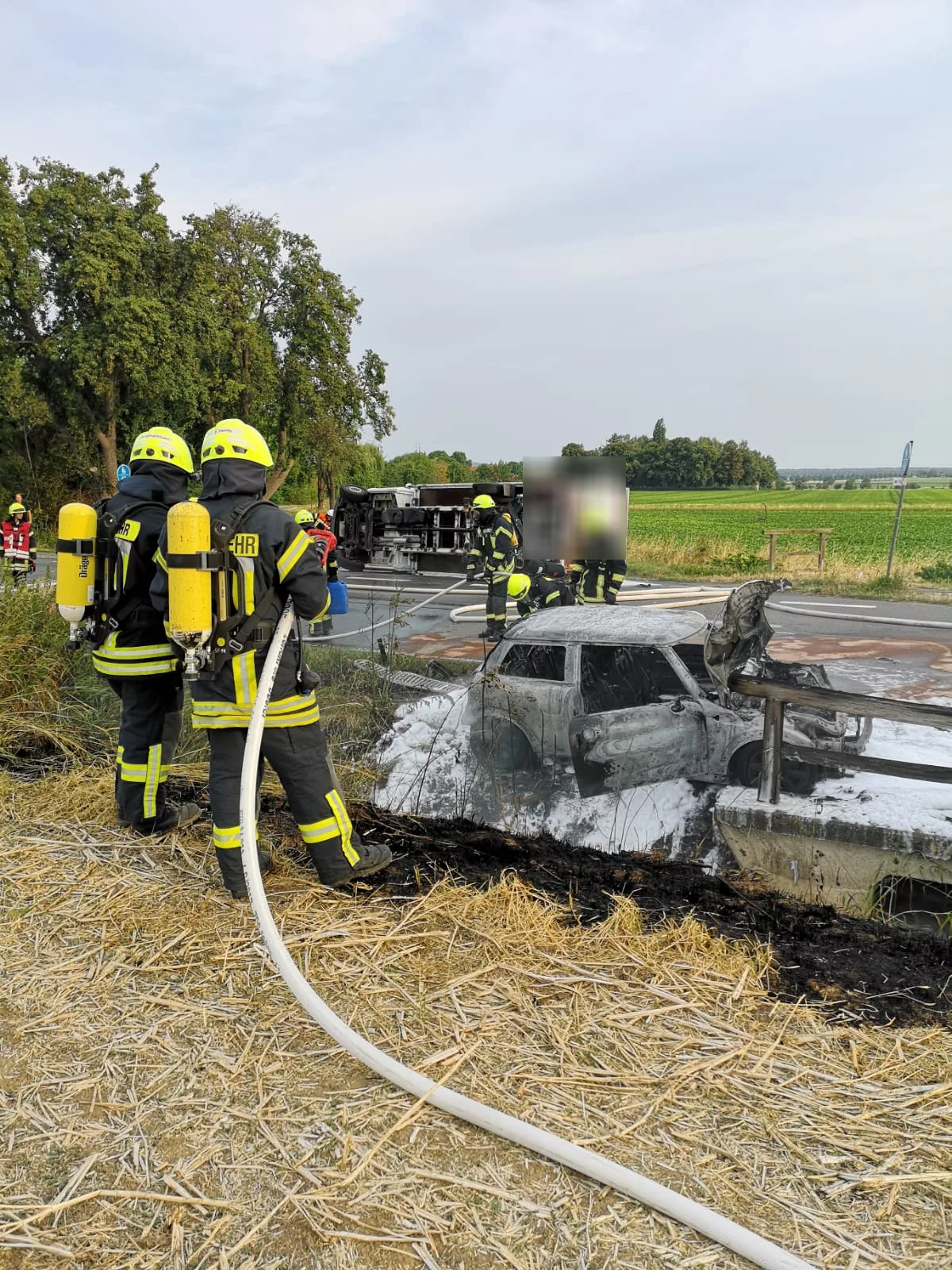PKW brennt nach Verkehrsunfall