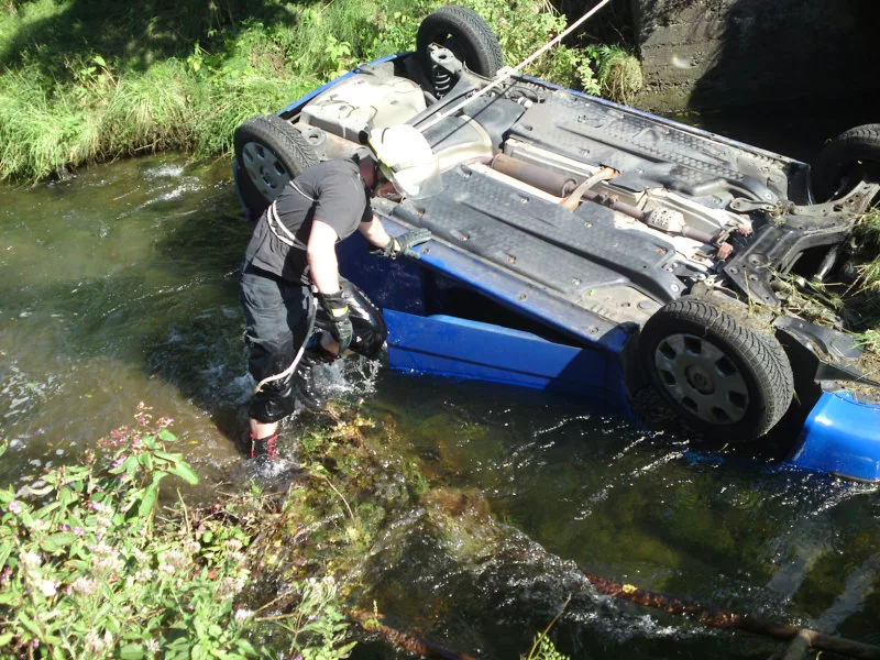 PKW liegt kopfüber im Fluss