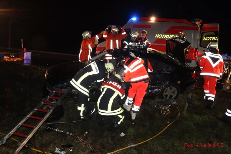 Verkehrsunfall mit eingeklemmter Person auf B6