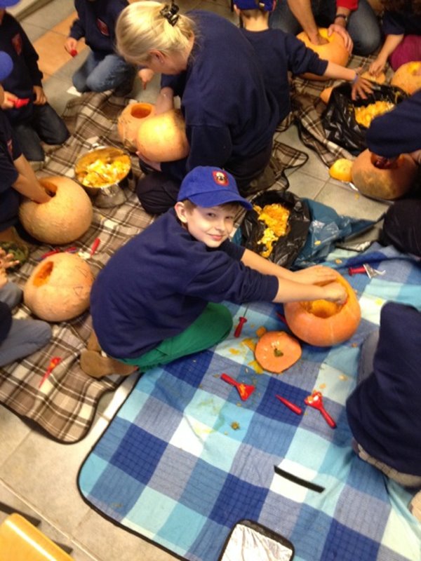 Feuerbären schnitzen Halloweenkürbisse