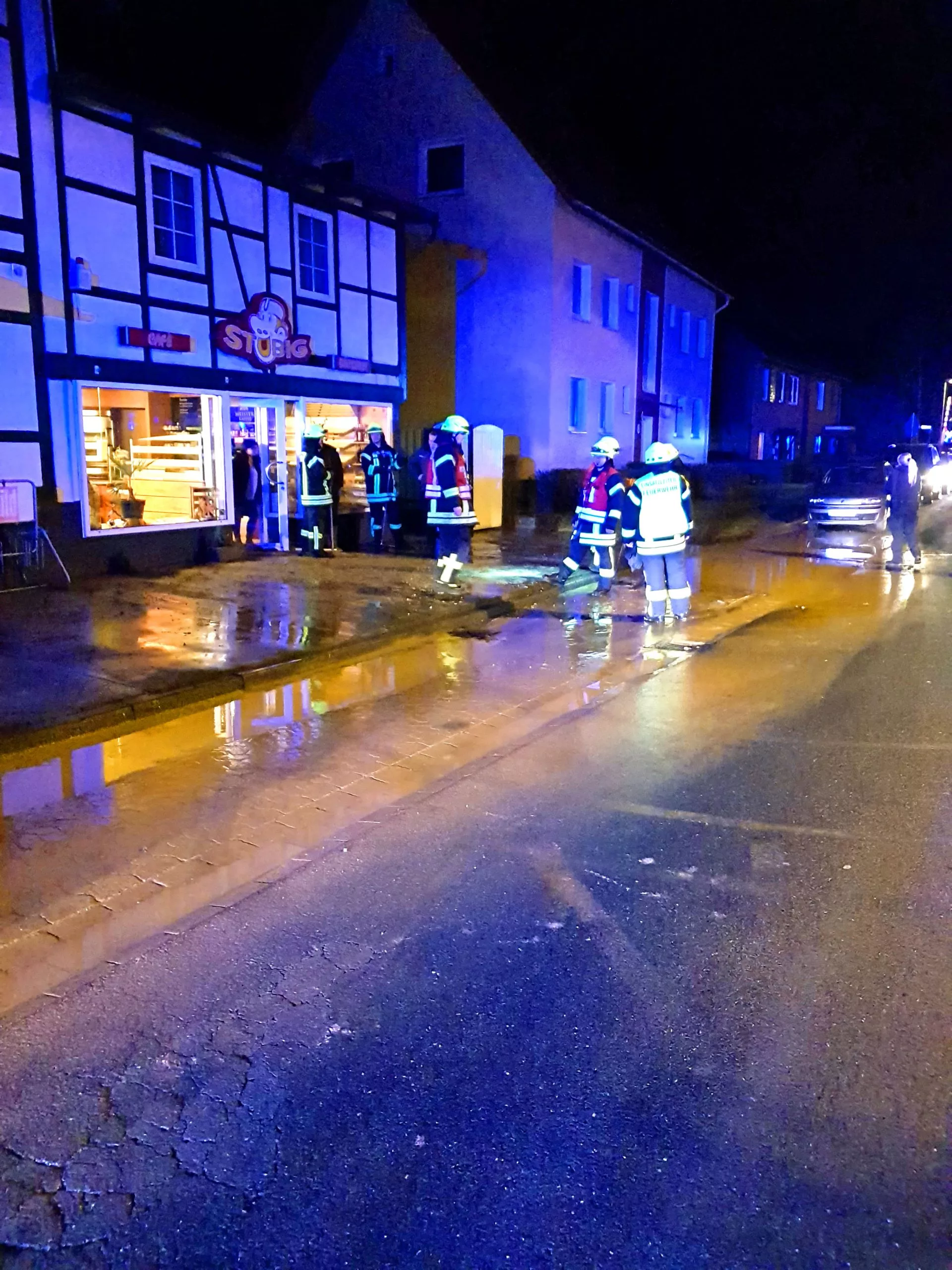 Geplatzte Hauptwasserleitung setzt Straße unter Wasser