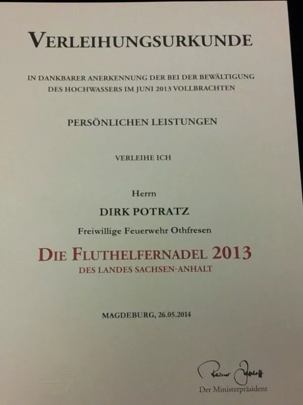 Fluthelfernadel an Einsatzkräfte des Elbehochwassers übergeben