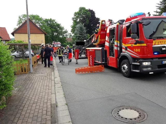 Patientenrettung mit Drehleiter in Heißum