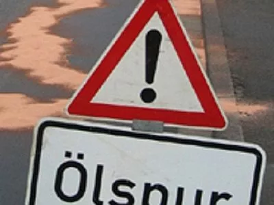 Kraftstoffspur im Ortsgebiet