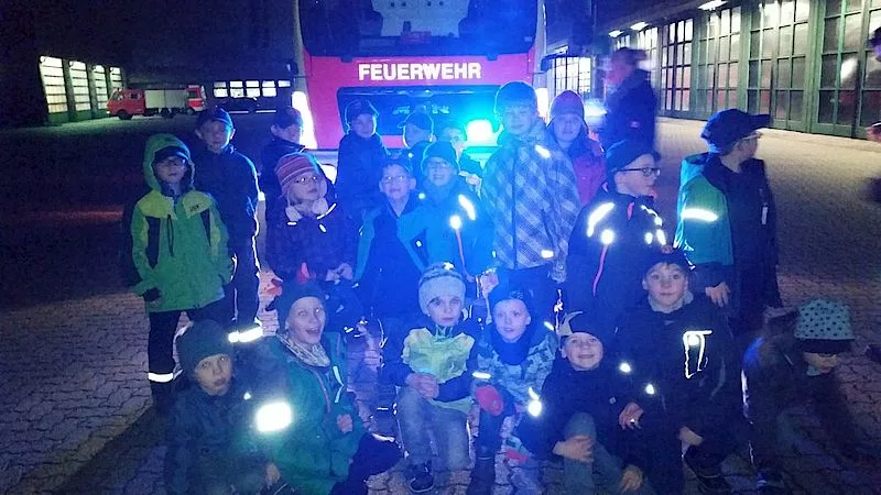 Feuerbären besuchen die Berufsfeuerwehr