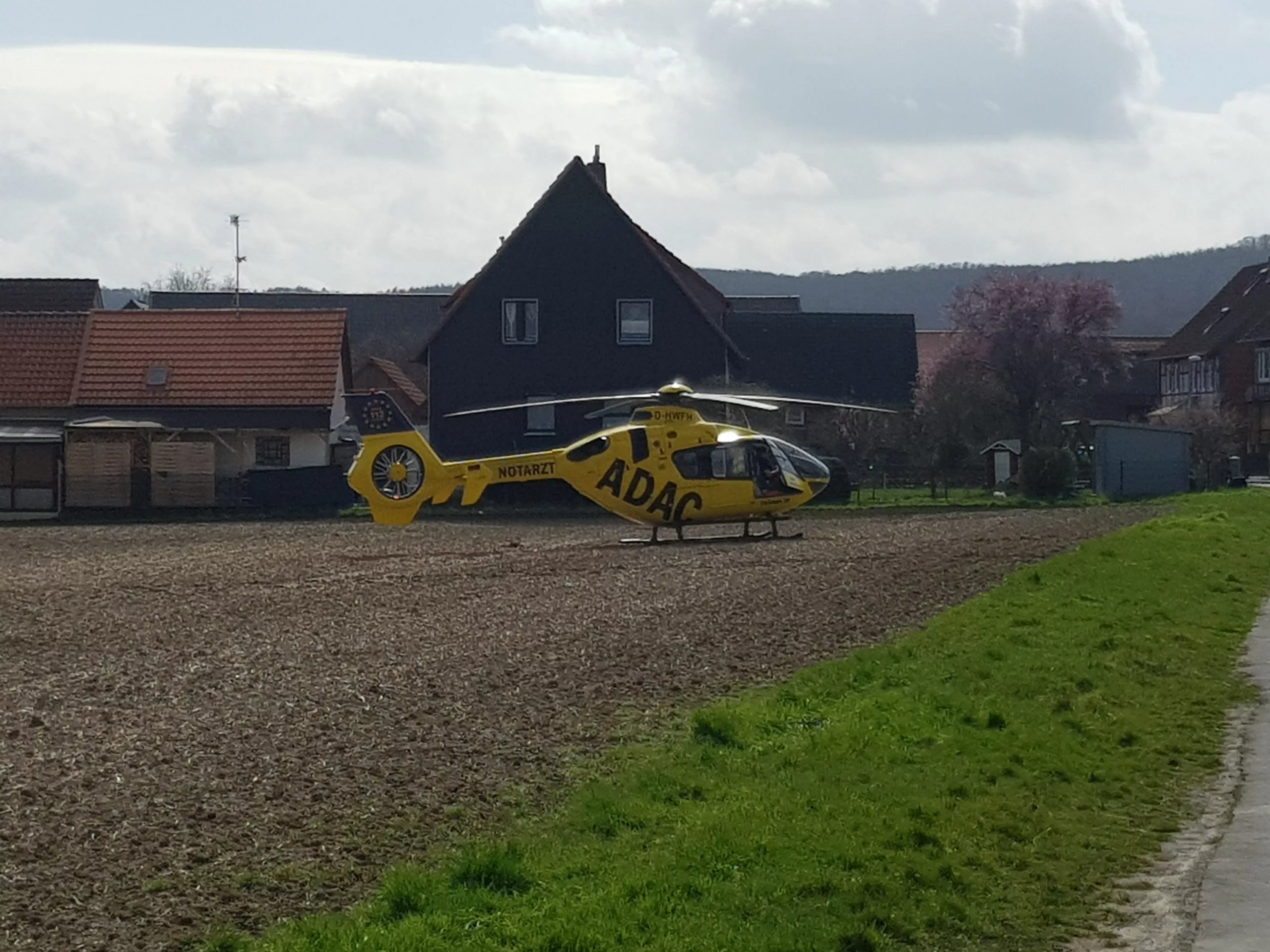 Bewusstlose Person hinter Tür