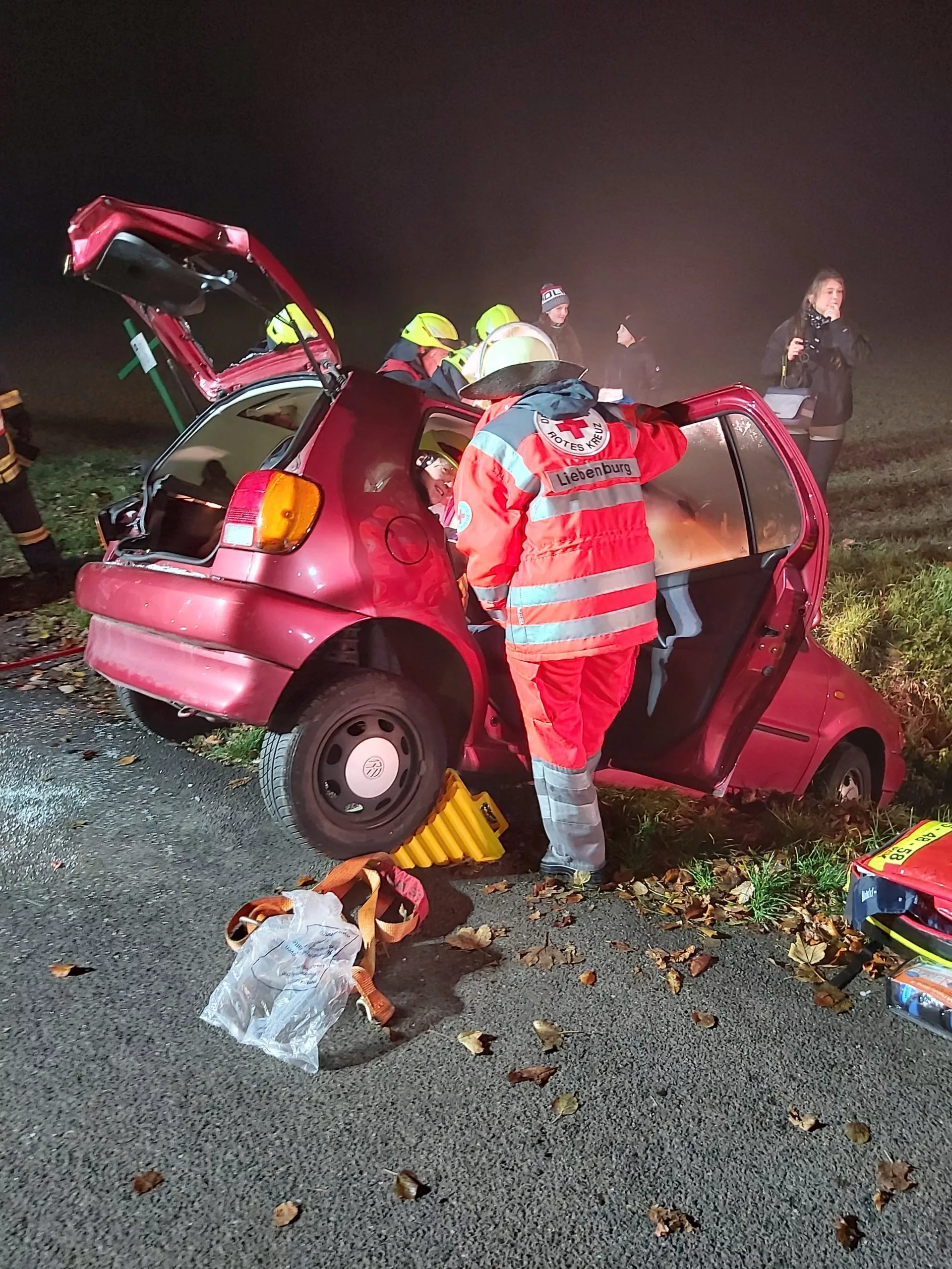 Zwei eingeklemmte Personen und auslaufender Gefahrstoff