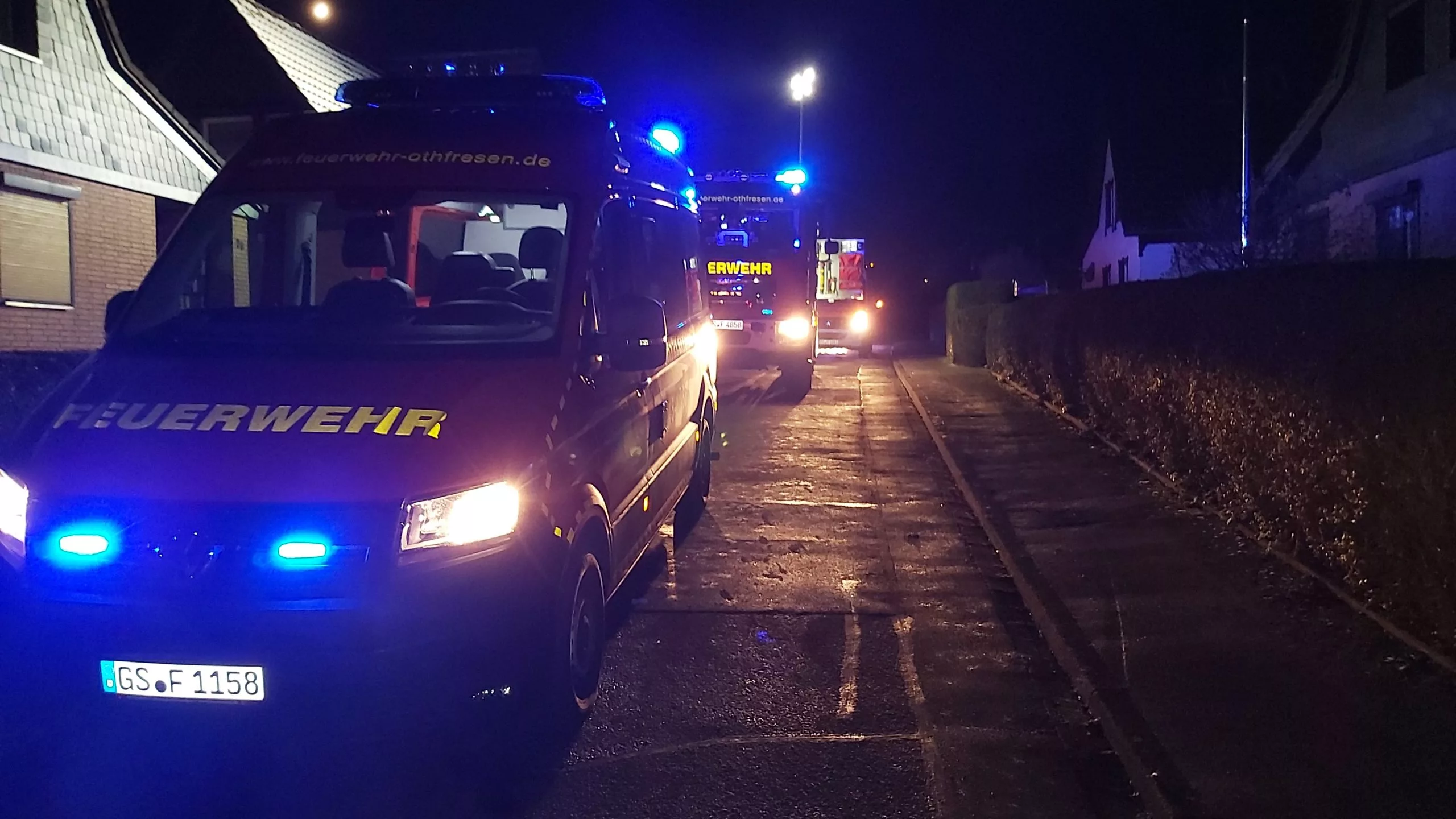 Hilflose Person hinter verschlossener Tür