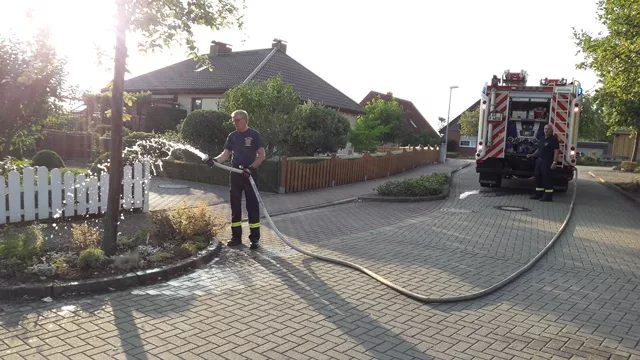 Feuerwehr-Hilfe für Bäume bei brütender Hitze