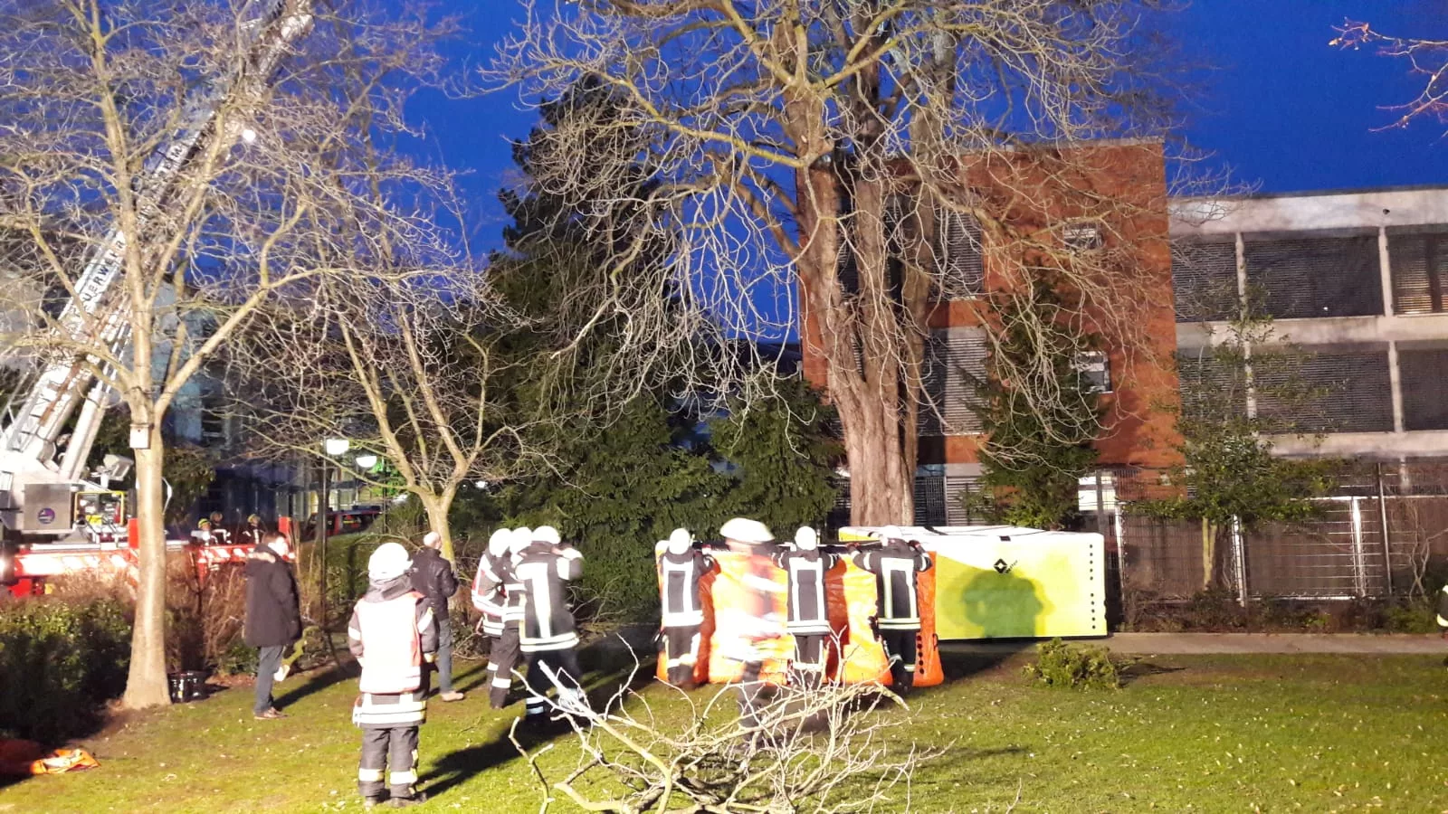 Person droht zu springen