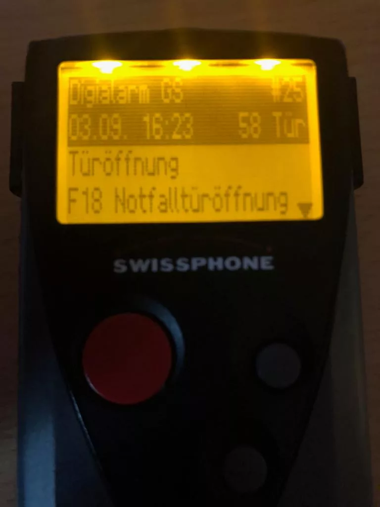 Personen stecken in Fahrstuhl fest