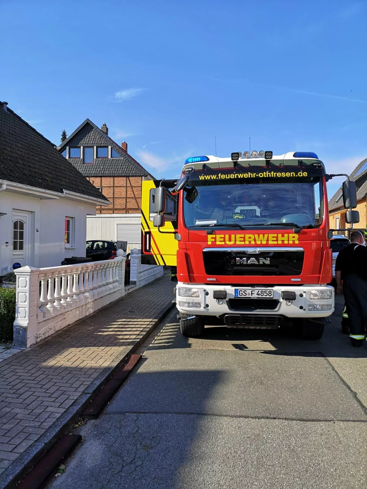 Hilflose Person hinter verschlossener Tür