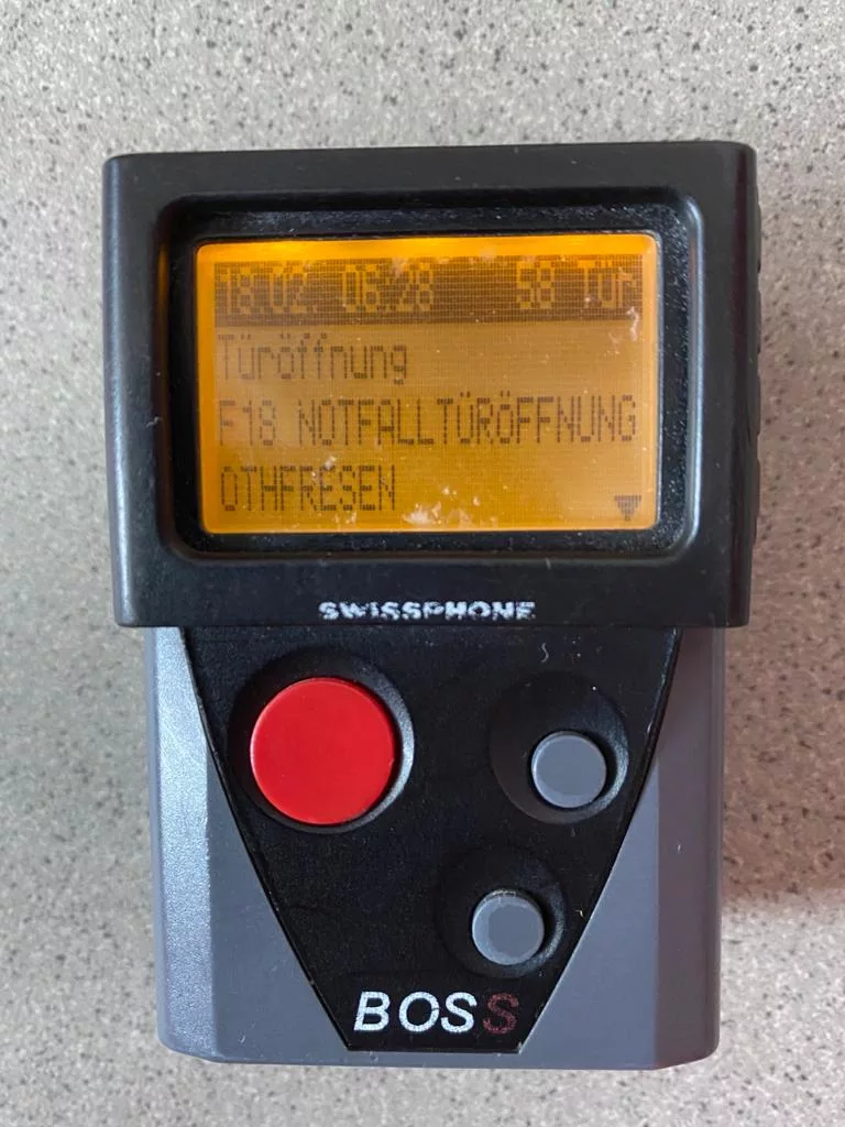 Verletzte Person hinter verschlossener Tür