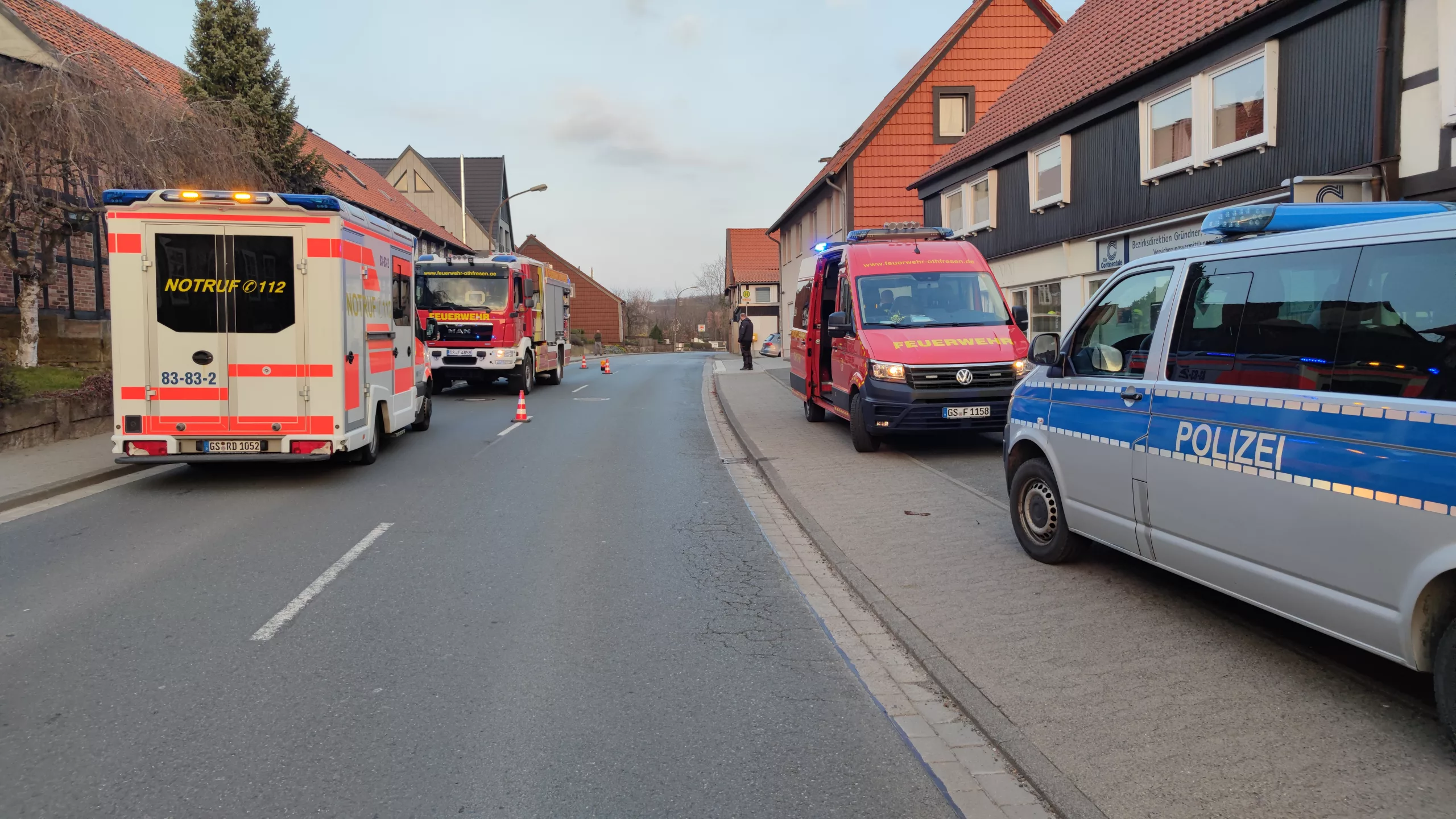 Hilflose Person hinter verschlossener Tür