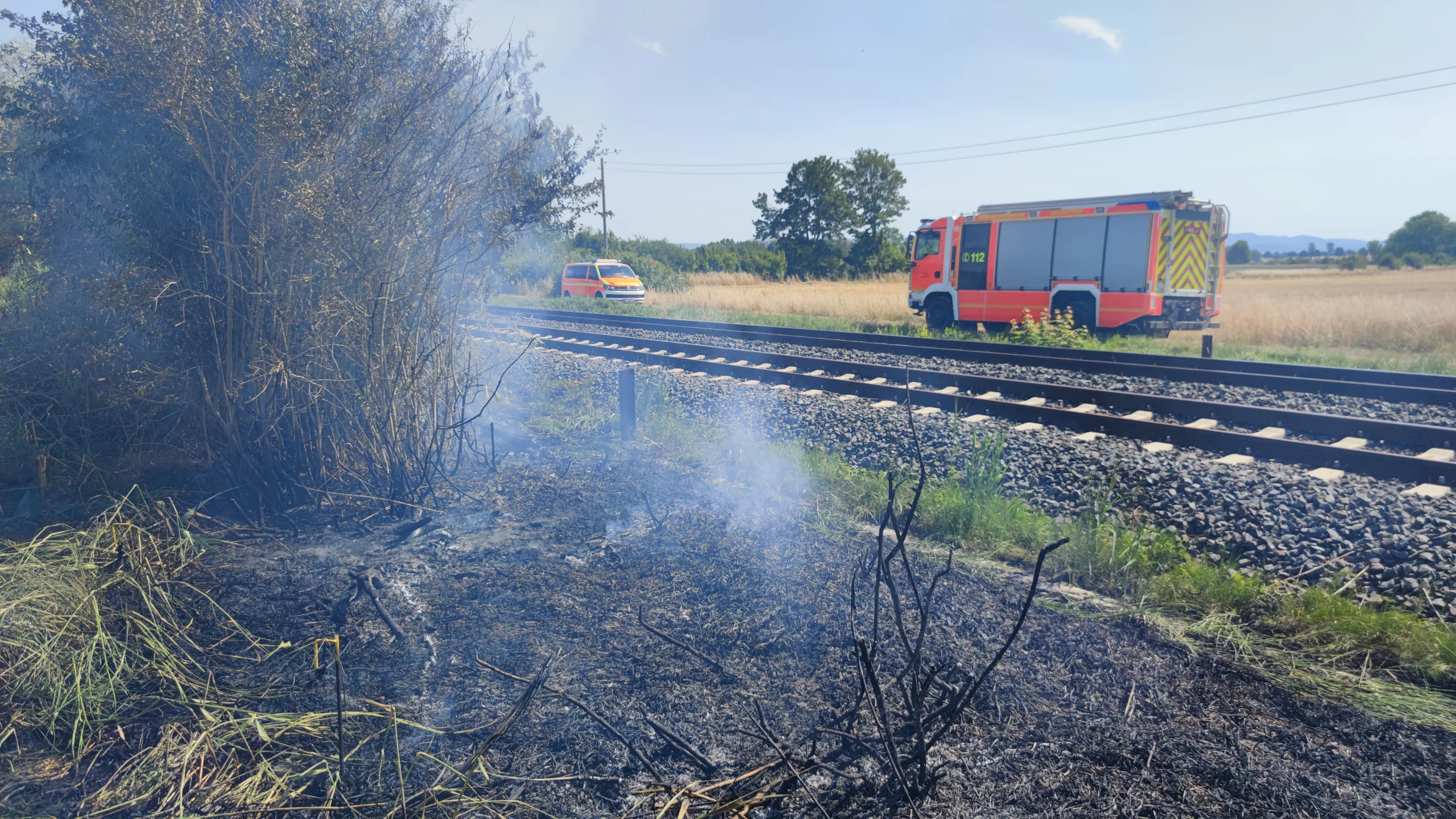Zwei Einsatzstellen an der Bahnlinie