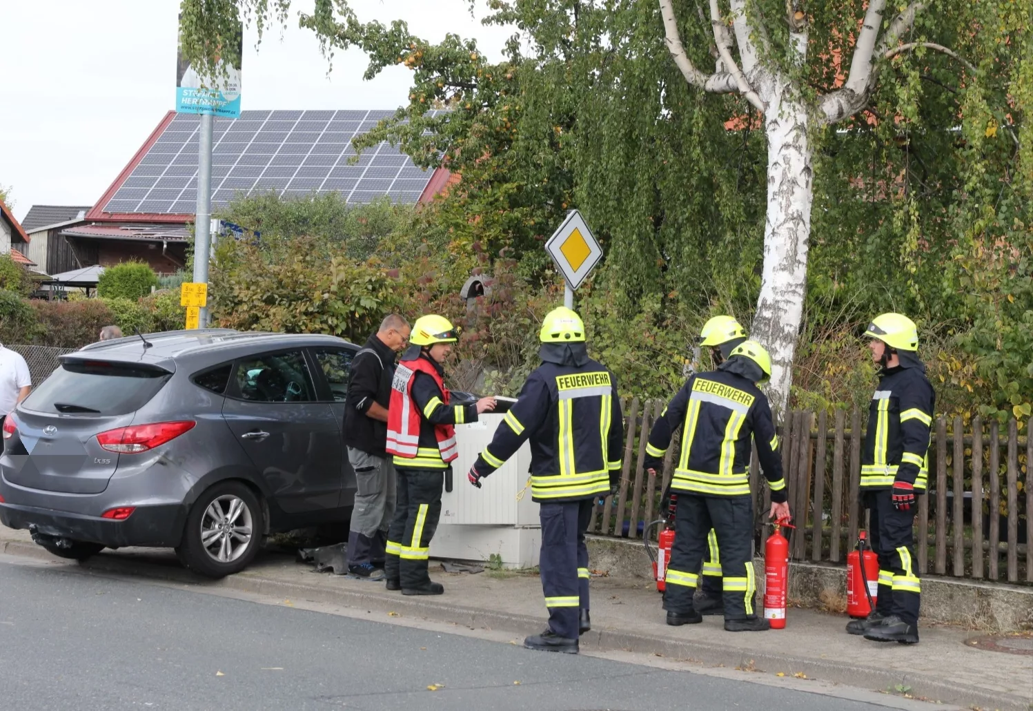 PKW erfasst Stromkasten