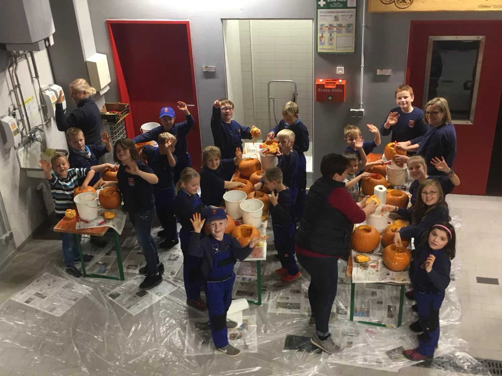 Kinderfeuerwehr schnitzte gruselige Kürbisse