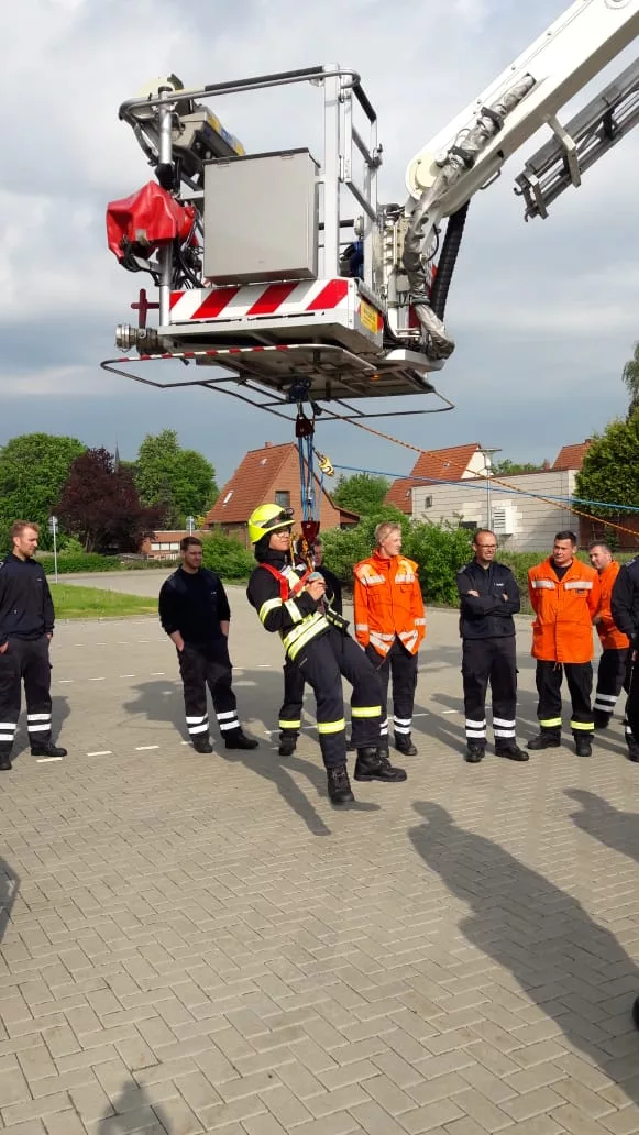 Lehrgang für mehr Sicherheit bei Feuerwehreinsätzen in absturzgefährdeten Bereichen erfolgreich absolviert.