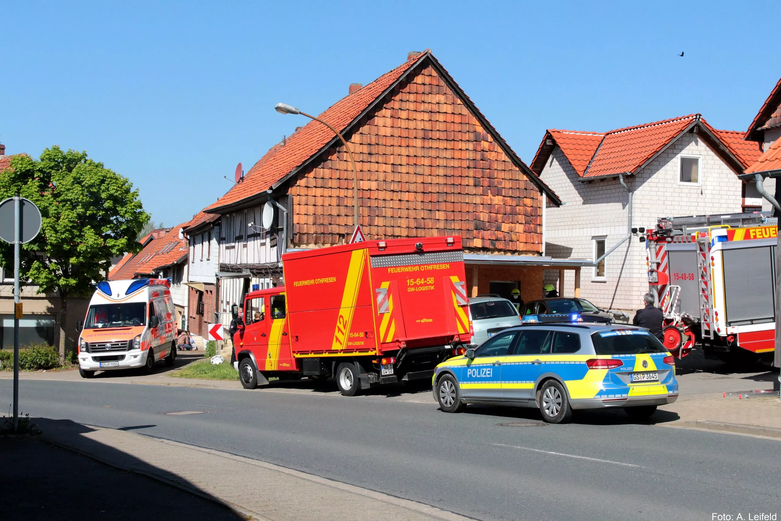 Person hinter verschlossener Tür