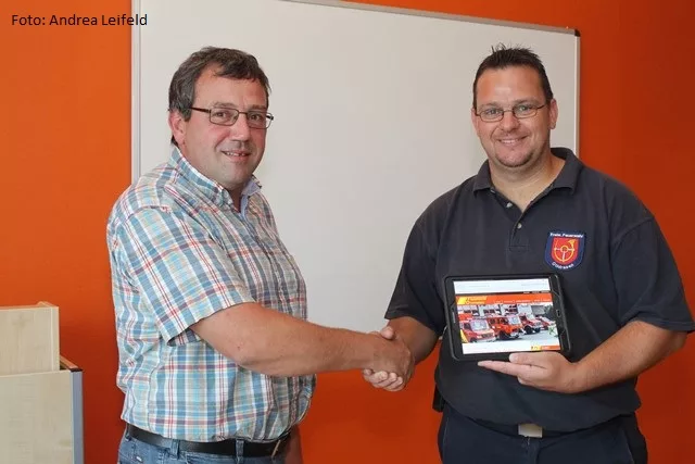 Tablet-PC als Spende übergeben