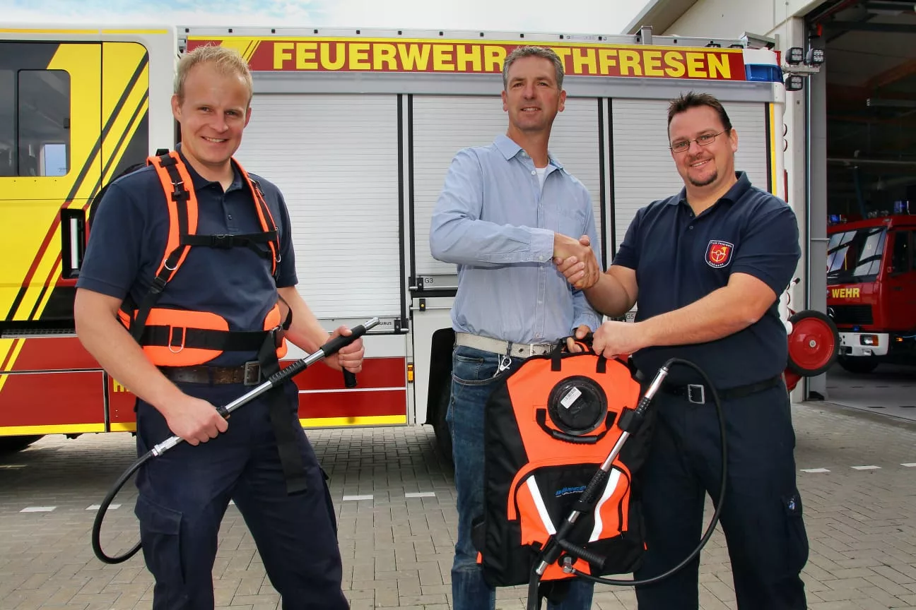 Neue Löschrucksäcke als Spende der Gärtnerei Fricke