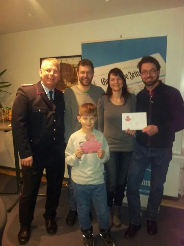 Erlös aus Glücksschweinchenverkauf für die Kinderfeuerwehr